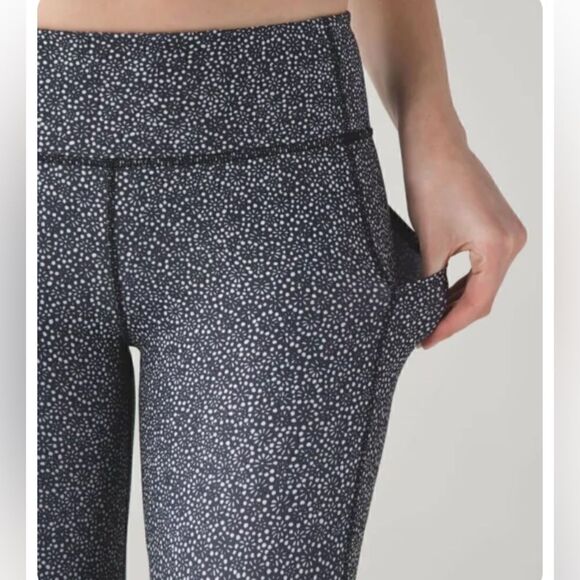 Lululemon Pace Rival Crop Freckle Flower Luxtreme 22" align wunder under Legging - Picture 8 of 9